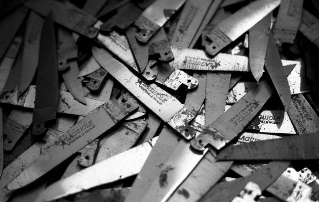 Des lames de marque Laguiole sont disposées le 16 avril 2005 dans la coutellerie Fontenille-Pataud de Thiers, capitale du couteau en France [Martin Bureau / AFP/Archives]