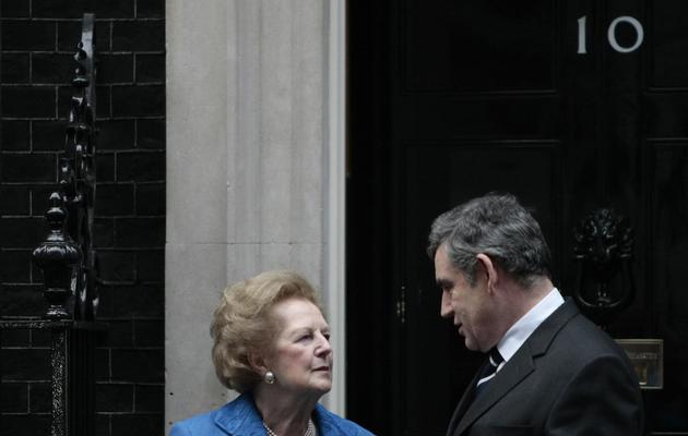 L'ex-Première ministre britannique, Margaret Thatcher, et l'un de ses successeurs, Gordon Brown, devant le 10 Downing Street à Londres le 23 novembre 2009 [Carl Court / AFP/Archives]