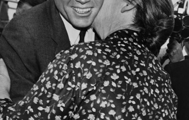 Le président américain John Fitzgerald Kennedy est embrassé par sa cousine irlandaise Mary Ryan lors d'une visite à Dunganstown, en Irlande, le 28 juin 1963 [ / JFK Presidential Library/AFP/Archives]