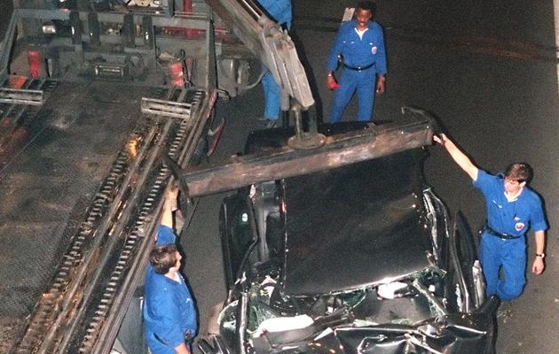 La voiture accidentée dans laquelle se trouvaient la princesse Diana et Dodi Al-Fayed, dans le tunnel du pont de l'Alma, le 19 août 1997 [Pierre Boussel / AFP/Archives]