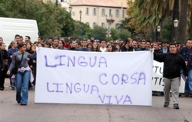 Des lycéens manifestent le 7 novembre 2002 à Ajaccio pour réclamer l'enseignement obligatoire de la langue corse "de la maternelle à la terminale"  [Olivier Laban-Mattei / AFP/Archives]