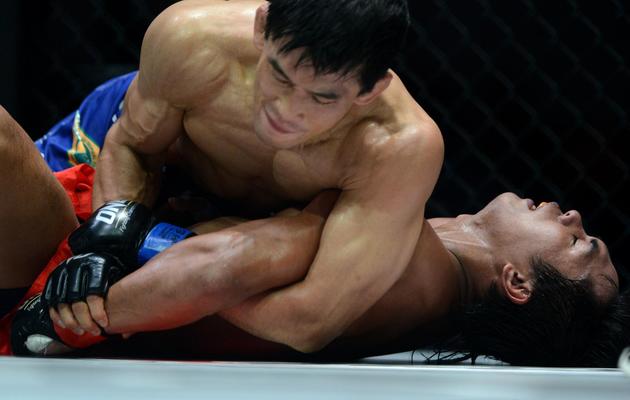 Le Japonais Masakatsu Ueda (g) immobilise son adversaire philippin Kevin Belingon dans un combat de mixed martial arts (MMA), le 31 mai 2013 à Manille   [Noel Celis / AFP/Archives]