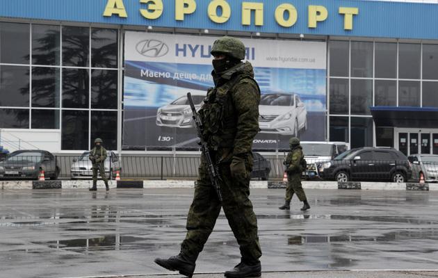 Des hommes armés non-identifiés patrouillent devant l'aéroport de Simféropol, chef lieu de la Crimée, le 28 janvier 2014 [ / AFP]