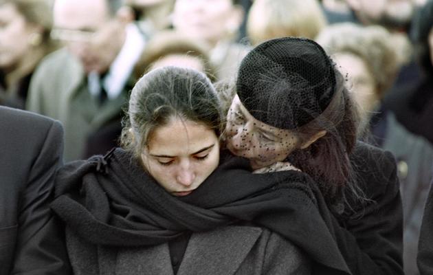 Mazarine Pingeot (à gauche) et sa mère Anne, lors des funérailles de François Mitterrand le 11 janvier 1996 [Derrick Ceyrac / AFP/Archives]