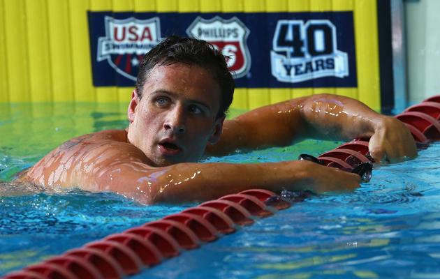 Le nageur Ryan Lochte regarde son temps après la finale du 100 m libre aux sélections américaines, le 25 juin 2013 à Indianapolis  [Streeter Lecka / Getty/AFP]