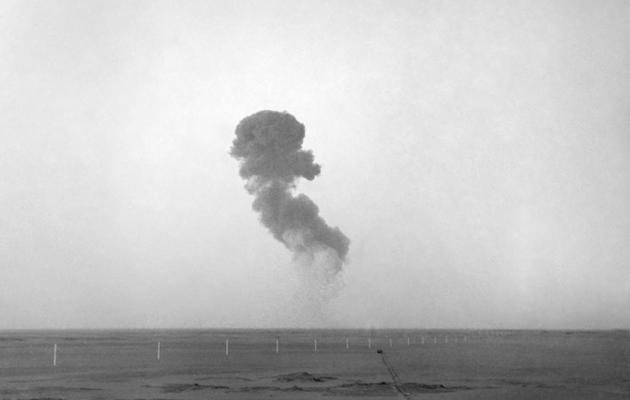 Photo prise le 27 décembre 1960 près de Reggane dans le sud algérien, de la troisième explosion de la bombe A française, lors de l'opération appelée "Gerboise rouge" [ / AFP/Archives]