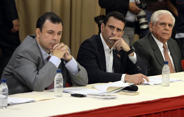 Les chefs de l'opposition Henrique Capriles (c), Roberto Henriquez (g) et Omar Barboza à la réunion avec le président Nicolas Maduro, le 10 avril 2014 à Caracas [Juan Barreto / AFP]