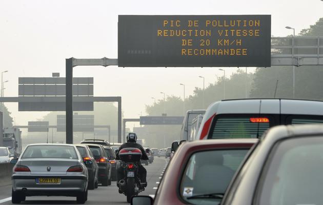 Vitesse abaissée en raison de la pollution le 24 mai 2012 sur le périphérique à Paris  [Philippe Huguen / AFP]