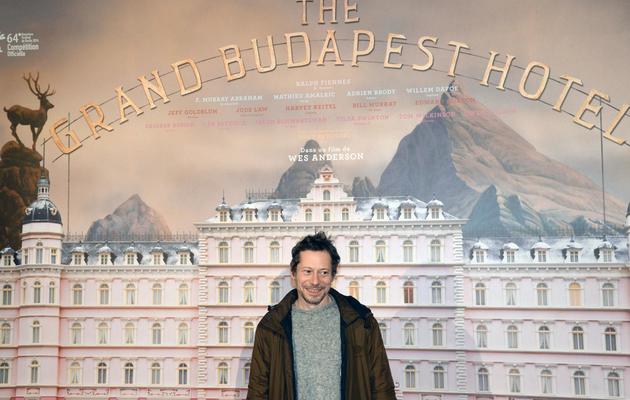Le comédien français Mathieu Amalric le 20 février 2014 à Paris devant l'affiche du film "The Grand Budapest Hotel" mis en scène par le réalisateur Wes Anderson [Pierre Andrieu / AFP]