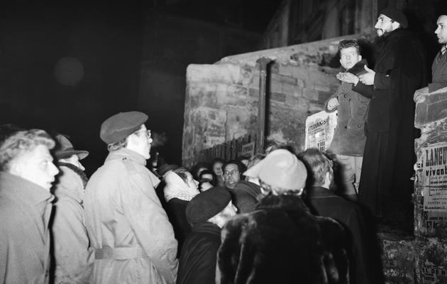 L'Abbé Pierre le 03 février 1954 place du Panthéon à Paris face aux volontaires mobilisés pour aider des sans-abris [Andre Delboy / INP/AFP/Archives]