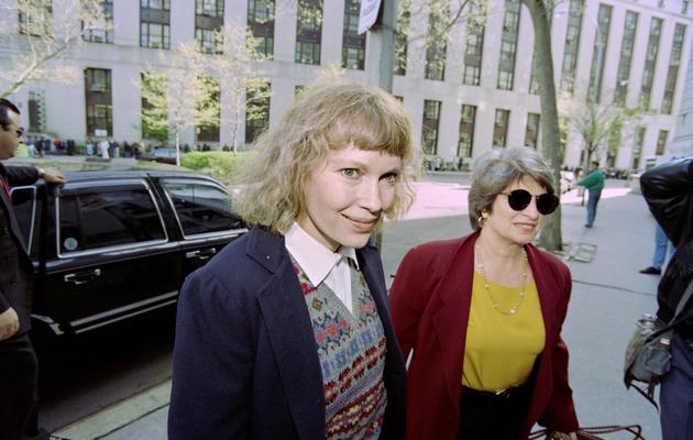 Mia Farrow et son avocate le 27 avril 1993 devant la cour suprême de New York lors de sa bataille juridique contre Woody Allen pour obtenir la garde de leurs enfants [Timothy A. Clary / AFP/Archives]