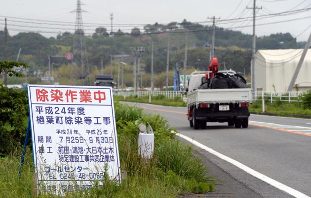 Un panneau annonce une opération de décontamination en cours, sur une route de Naraha dans la province de Fukushima, le 13 juin 2013 [Toshifumi Kitamura / AFP/Archives]