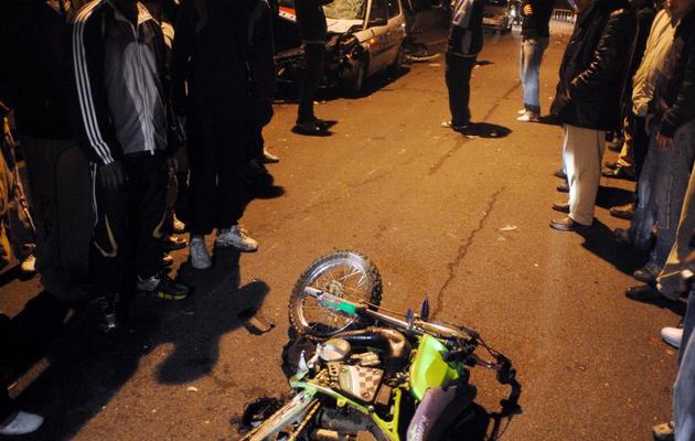 La moto renversée par la voiture de police à Villiers-le-Bel en banlieue parisienne, le 25 novembre 2007 [Martin Bureau / AFP]