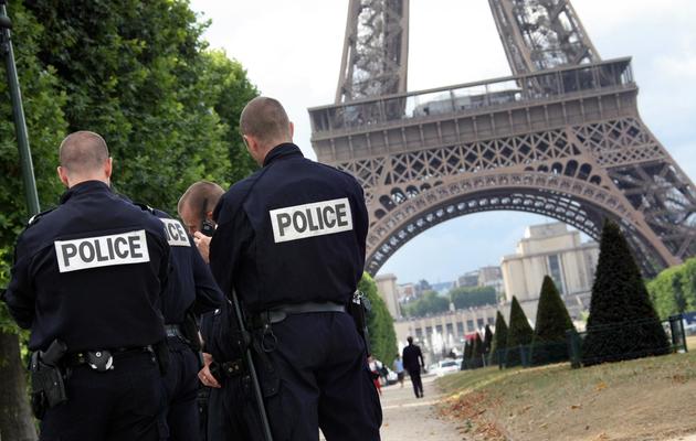 Des policiers le 7 juillet 2009 au pied de la Tour Eiffel [Emilien Cancet / AFP/Archives]