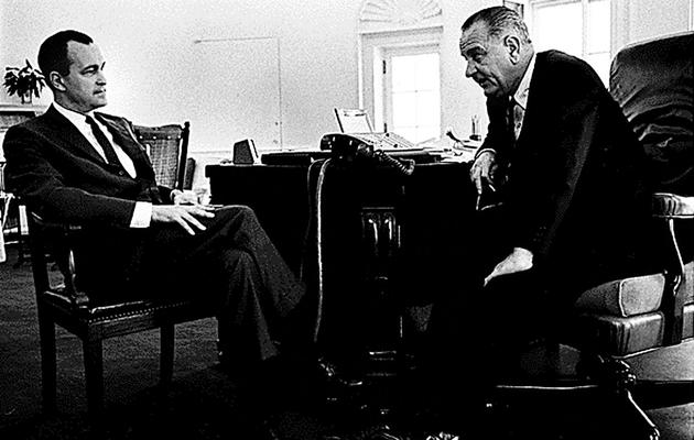 Le 8 avril 1965, le président Lyndon B. Johnson (d) le directeur adjoint de la CIA Richard Helms dans le bureau oval de la Maison-Blanche sur une image de la Maison-Blanche appartenant à la Bibliothèque Johnson [Lbj Library / Lbj Library/AFP/Archives]