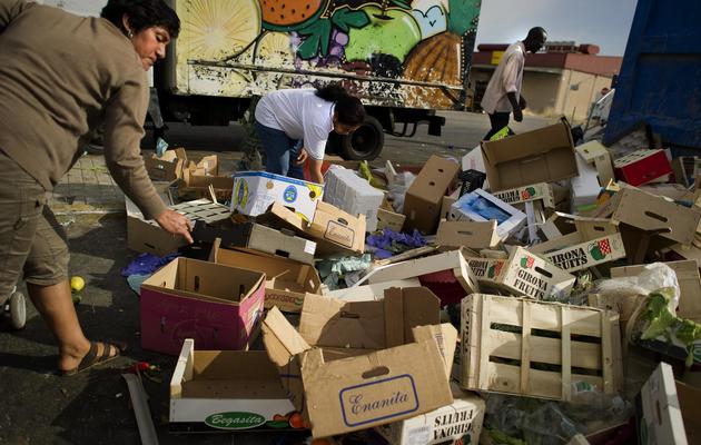Des Espagnols récupèrent des produits jetés à la fin d'un marché à Madrid le 9 juin 2012 [Pedro Armestre / AFP/Archives]