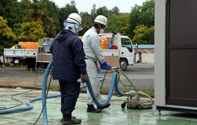 Des travailleurs s'activent lors d'une opération de décontamination, à Naraha dans la province de Fukushima, le 13 juin 2013 [Toshifumi Kitamura / AFP/Archives]
