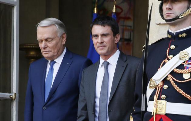 Jean-Marc Ayrault et Manuel Valls à l'issue de la passation de pouvoirs le 1er avril 2014 à Matignon  [Patrick Kovarik / AFP/Archives]