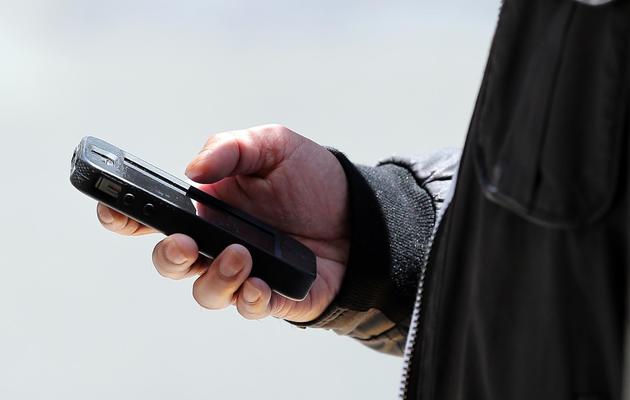 Un homme consulte son smartphone [Justin Sullivan / Getty/AFP/Archives]