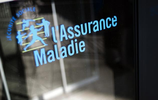 Logo de l'Assurance Maladie devant un bâtiment de la Caisse primaire d'Assurance Maladie (CPAM) le 23 octobre 2012 à Paris [Fred Dufour / AFP/Archives]