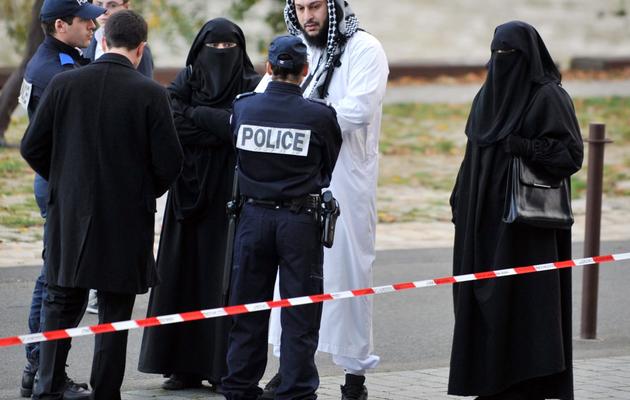 Lies Hebbadj (c) et deux de ses compagnes portant le niqab, le 21 novembre 2011 à Nantes [Frank Perry / AFP/Archives]