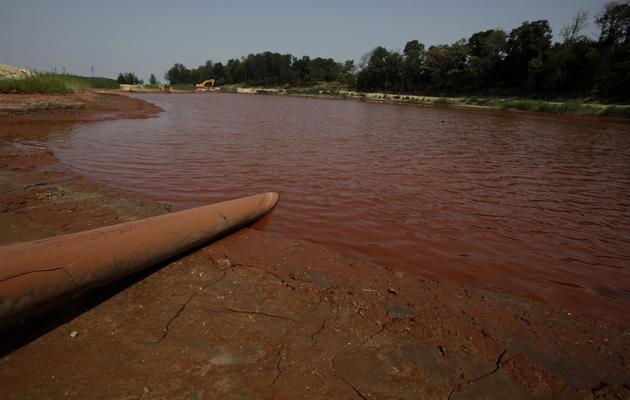 Boues rouges toxiques près de Kolontar en Hongrie le 14 juillet 2011 suite à la rupture d'un réservoir [Peter Kohalmi / AFP/Archives]