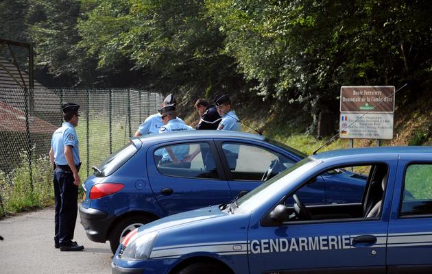 Des gendarmes français sur les lieux de la tuerie de Chevaline, le 6 septembre 2012, dans les Alpes [Jean-Pierre Clatot / AFP/Archives]