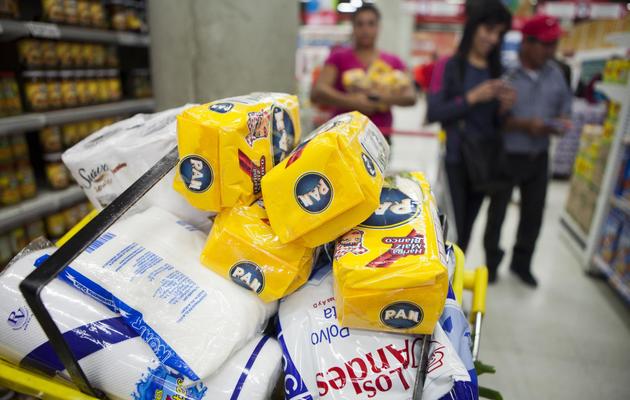 Des consommateurs achètent des produits rationnés dans un magasin d'Etat, le 4 juin 2013 à Caracas [Leo Ramirez / AFP/Archives]