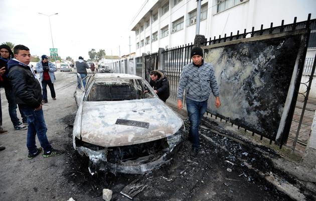 Une voiture brulée par des manifestants lors des funérailles de Chokri Belaïd à Tunis, le 8 février 2013 [Fethi Belaid / AFP]