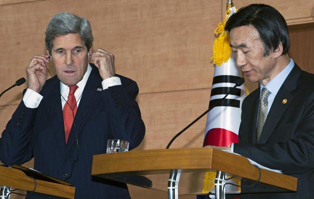 Le secrétaire d'Etat américain John Kerry et le ministre  sud-coréen des Affaires étrangères Yun Byung-se, le 12 avril 2013 à Séoul [Paul J. Richards / AFP]